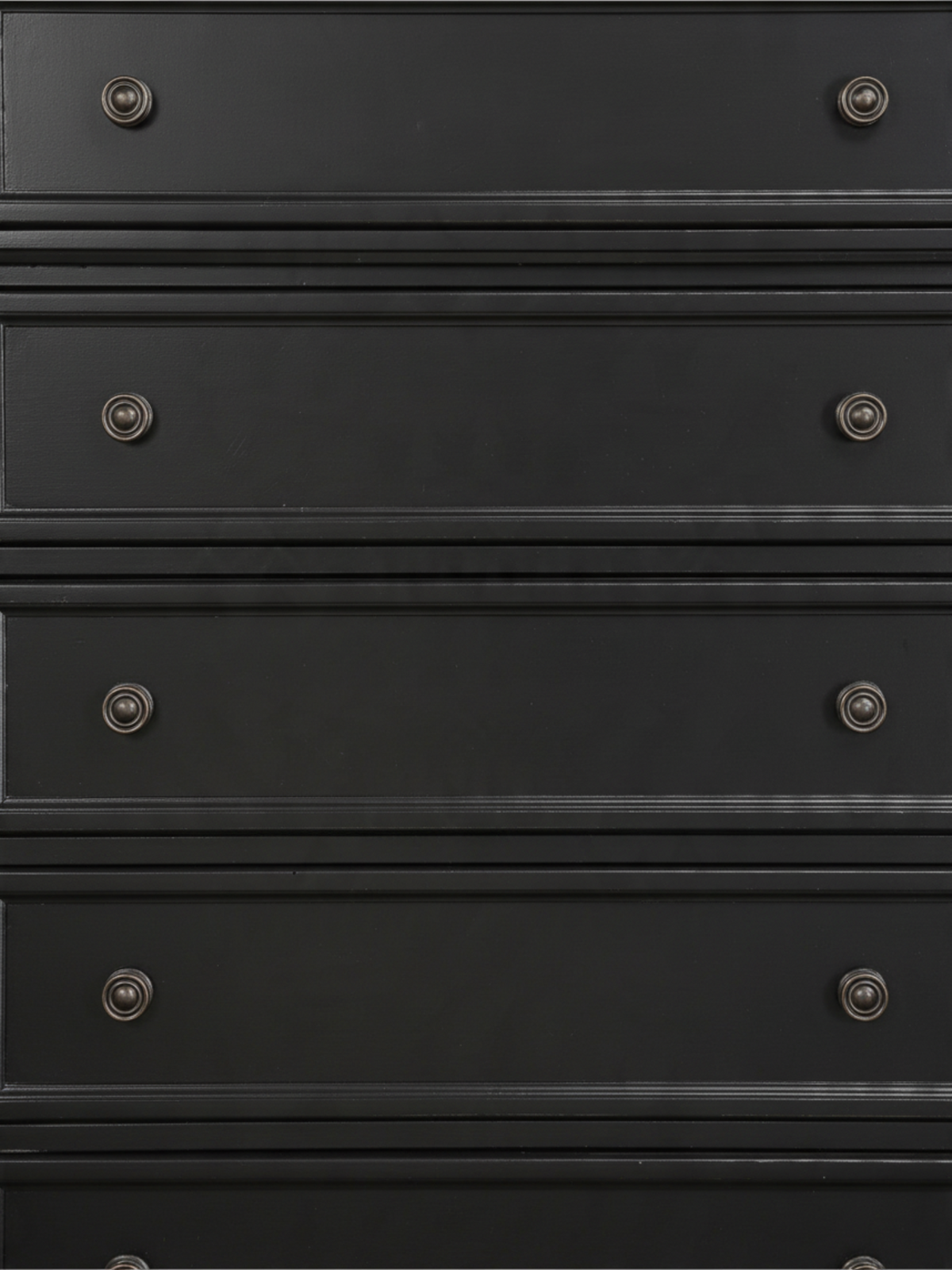 Gros plan sur les tiroirs de la commode haute Margaux de TOCO Meubles en bois noir avec boutons en bronze antique