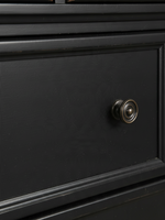 Gros plan sur le tiroir de la commode double TOCO Meubles Margaux en bois noir effet usé avec bouton en bronze antique