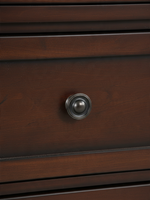 Gros plan sur le tiroir de la commode TOCO Meubles Talia en bois fini cerisier brun avec bouton en bronze foncé