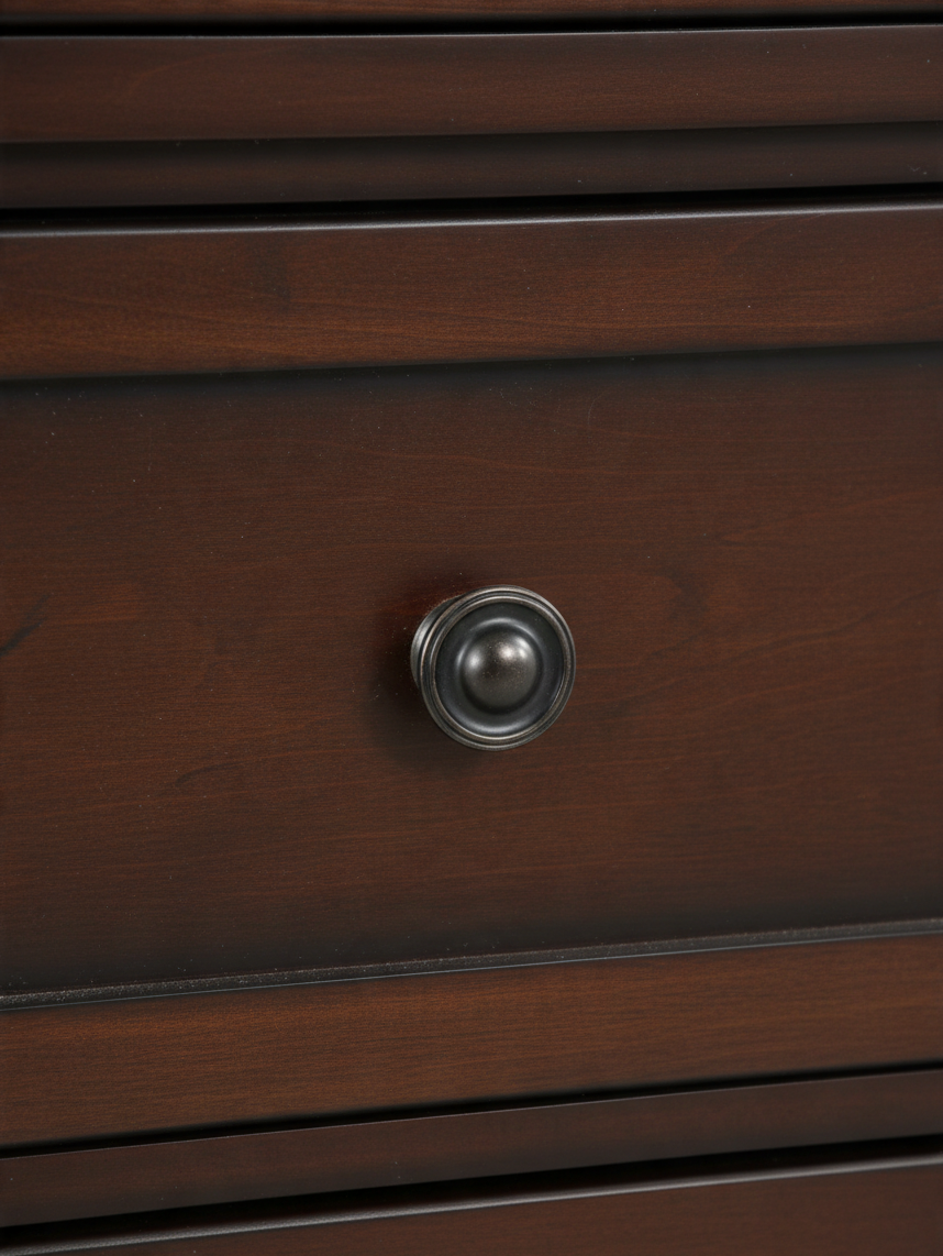 Gros plan sur le tiroir de la commode TOCO Meubles Talia en bois fini cerisier brun avec bouton en bronze foncé