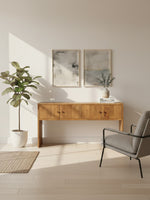 Console Kelani TOCO Meubles en bois clair avec tiroirs de rangement dans un salon contemporain lumineux