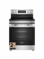 Cuisinière électrique autoportante MIDEA en acier inoxydable avec surface de cuisson vitrocéramique et four spacieux. Comprend une fonction de friture à air chaud et une connectivité intelligente.