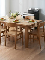 Cuisinière électrique MIDEA dans une salle à manger TOCO Meubles avec table en bois et plats préparés
