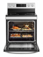 Cuisinière électrique MIDEA TOCO Meubles avec four 6,3 pi³ ouvert contenant des plats cuisinés et surface vitrocéramique