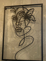 Décoration murale TOCO Meubles en métal noir représentant un portrait de femme stylisé avec une fleur