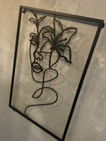 Décoration murale TOCO Meubles Heather en métal noir représentant un portrait de femme stylisé avec une fleur