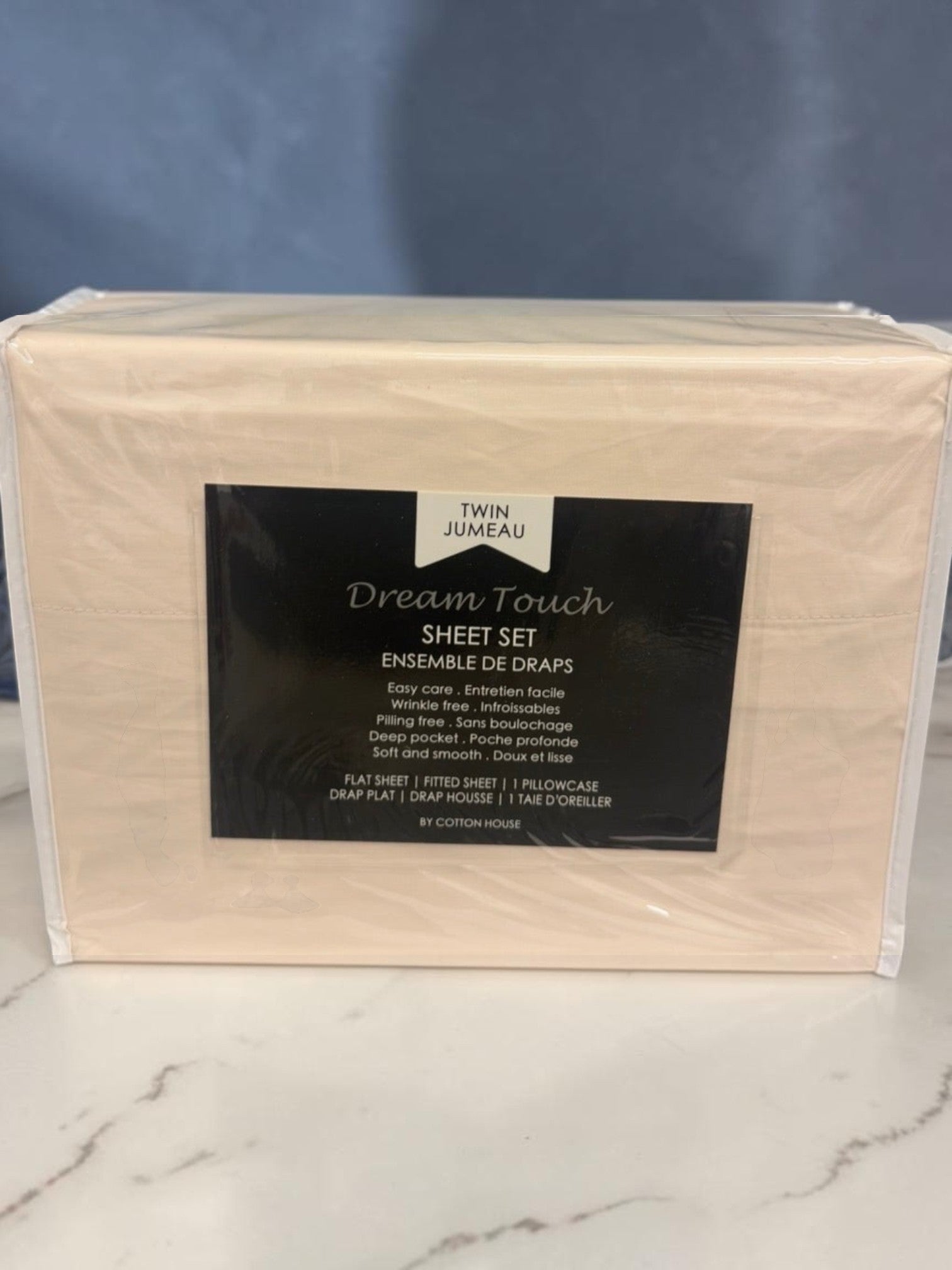 Ensemble de draps Dream Touch beige de TOCO Meubles, emballé, infroissable et doux pour un confort optimal.