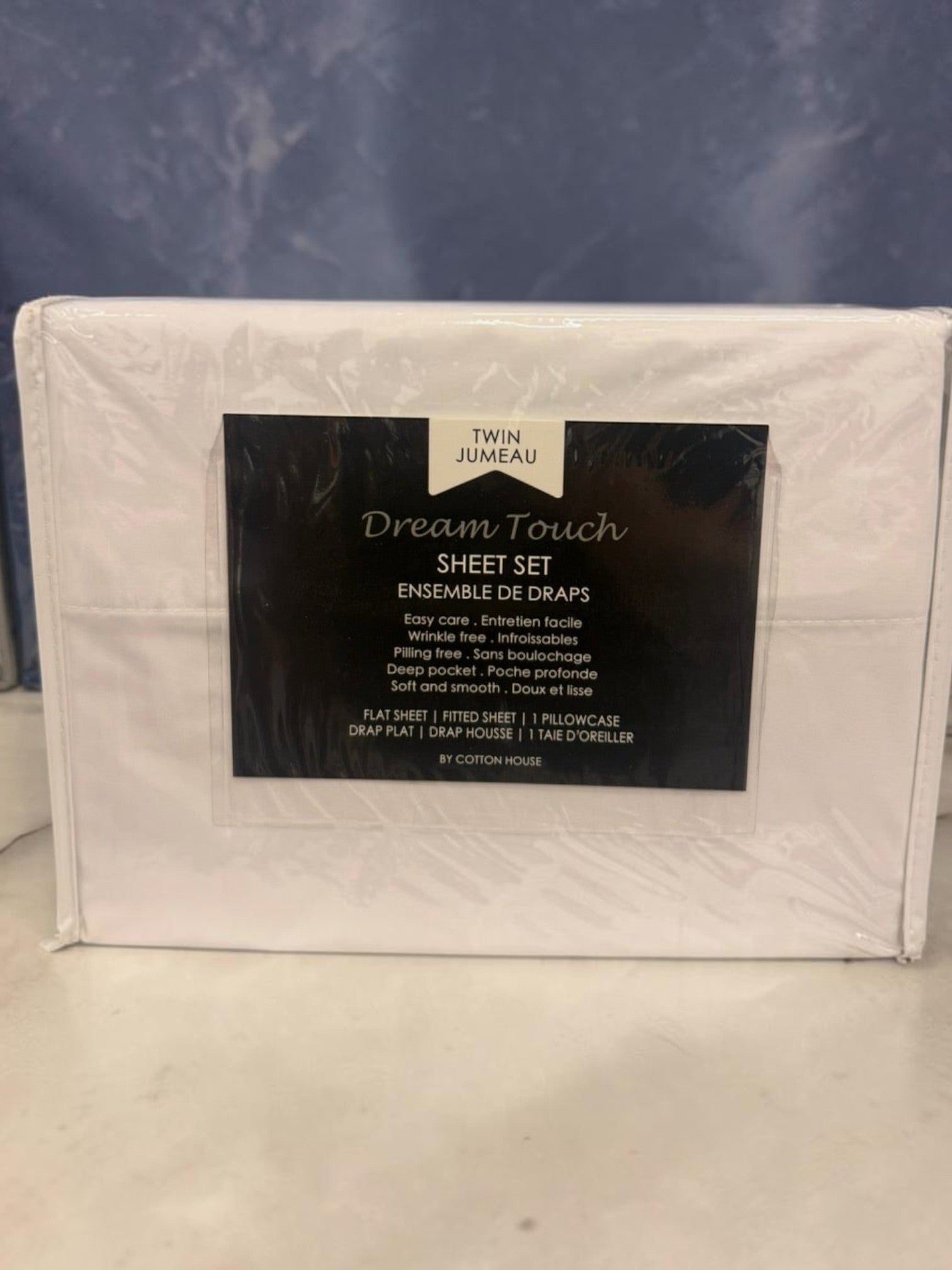 Ensemble de draps blancs Dream Touch TOCO Meubles pour lit jumeau, infroissables et doux au toucher.