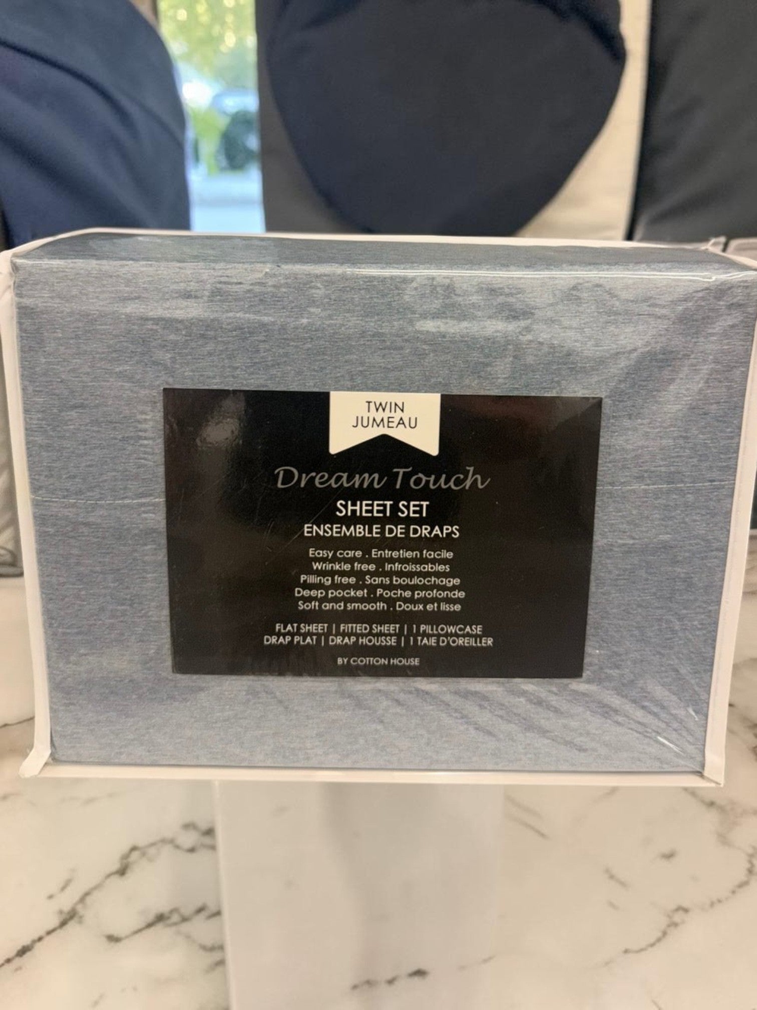 Ensemble de draps TOCO Meubles Dream Touch bleu, infroissables et doux, format lit jumeau dans son emballage.