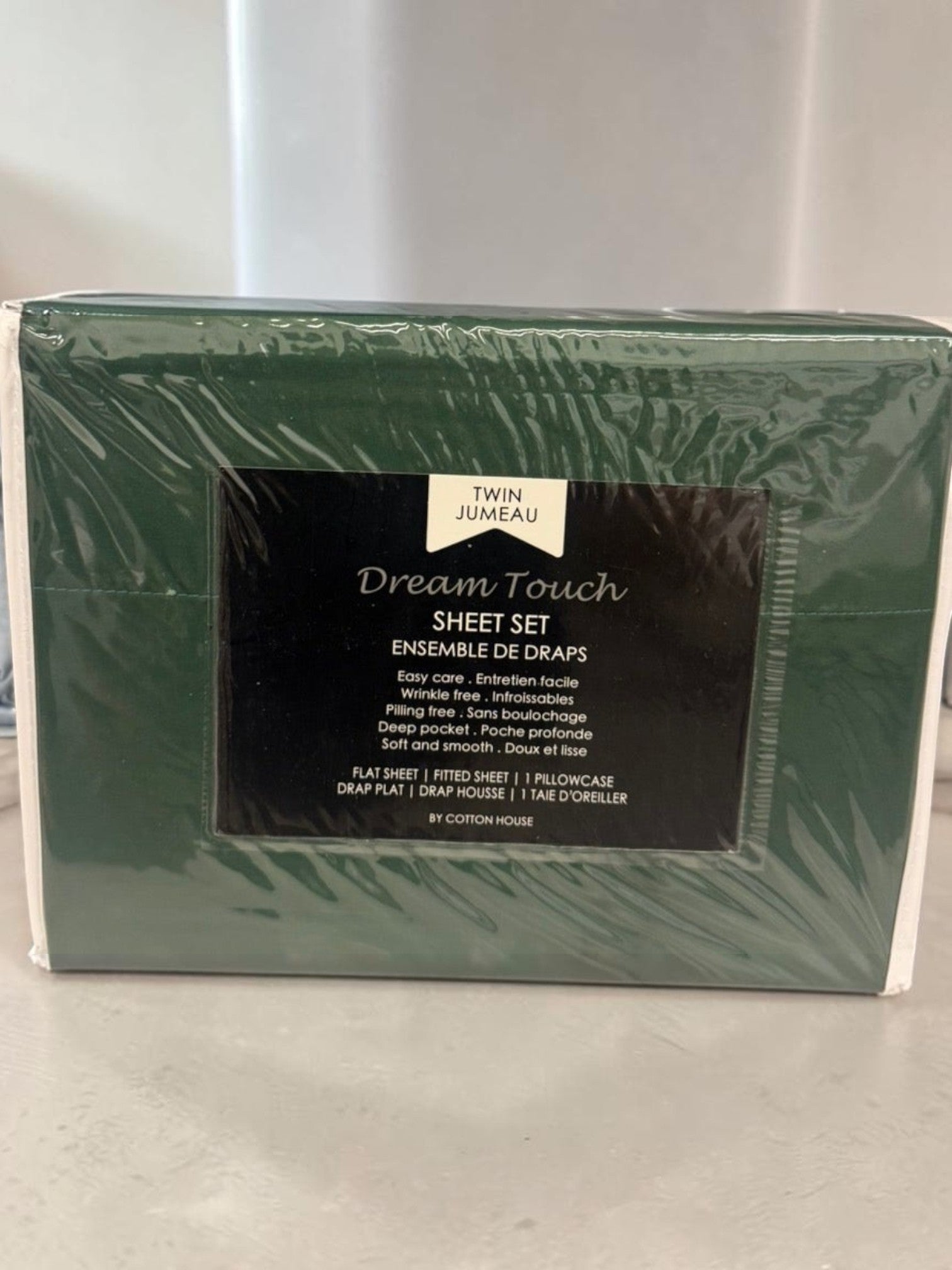 Ensemble de draps Dream Touch vert foncé de TOCO Meubles, emballé sous plastique, taille lit jumeau.
