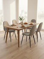 Ensemble de salle à manger TOCO Meubles avec table en bois clair et quatre chaises Noa grises aux pieds noirs