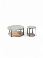 Ensemble de deux tables basses TOCO Meubles avec plateaux ronds en béton, base en bois clair et structure en métal