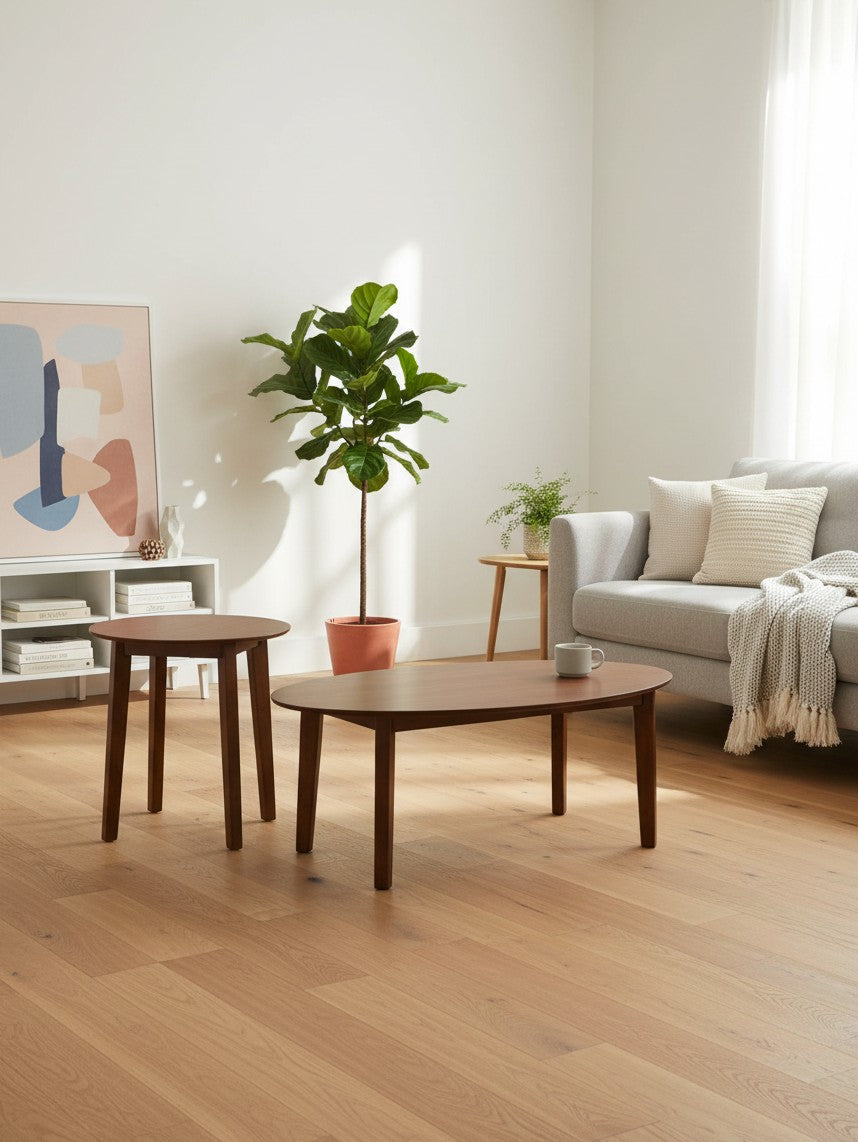 Ensemble de trois tables basses TOCO Meubles en bois brun au design moderne dans un salon lumineux