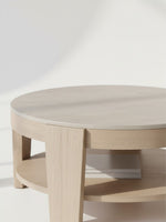 Ensemble de tables basses rondes TOCO Meubles en bois clair avec plateau texturé et étagère inférieure