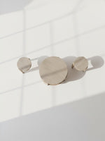 Ensemble de trois tables basses rondes en bois clair TOCO Meubles, vue de dessus sur fond blanc minimaliste.
