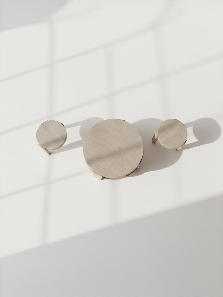 Ensemble de trois tables basses rondes en bois clair TOCO Meubles, vue de dessus sur fond blanc minimaliste.