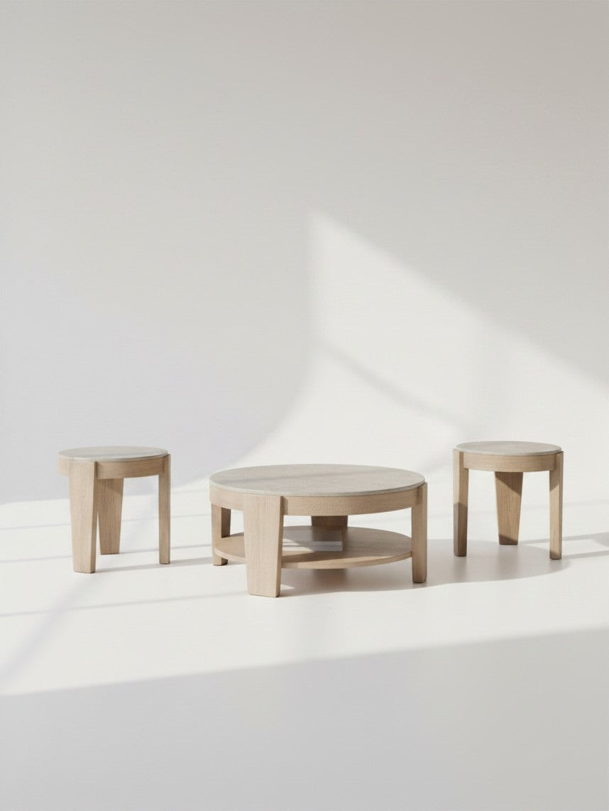Ensemble de trois tables basses rondes TOCO Meubles en bois clair avec plateau en pierre dans un style minimaliste