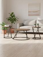 Ensemble de trois tables basses TOCO Meubles avec plateaux ronds en bois brun et pieds en métal noir dans un salon.