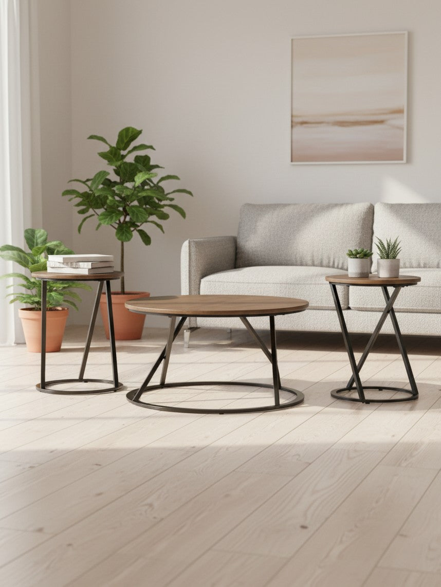 Ensemble de trois tables basses TOCO Meubles avec plateaux ronds en bois brun et pieds en métal noir dans un salon.