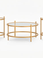 Ensemble de trois tables basses TOCO Meubles Okiro avec structure ronde en métal doré et plateau en verre trempé