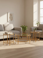 Ensemble de trois tables basses TOCO Meubles dorées avec plateaux en verre dans un salon moderne et lumineux