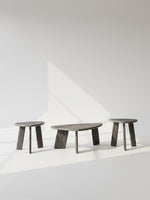Ensemble de trois tables basses Hina TOCO Meubles en bois gris au design organique et minimaliste