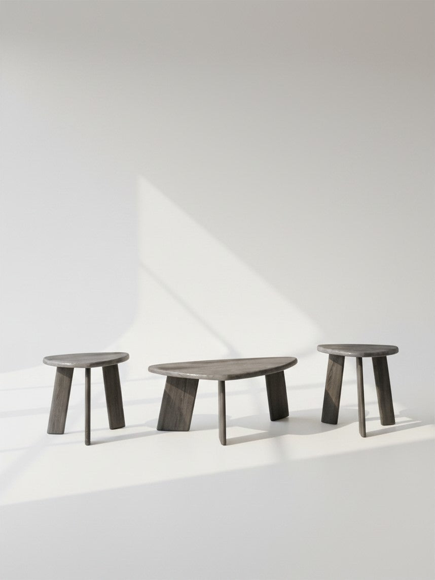 Ensemble de trois tables basses Hina TOCO Meubles en bois gris au design organique et minimaliste