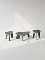 Ensemble de trois tables basses Hina TOCO Meubles en bois gris au design minimaliste et organique