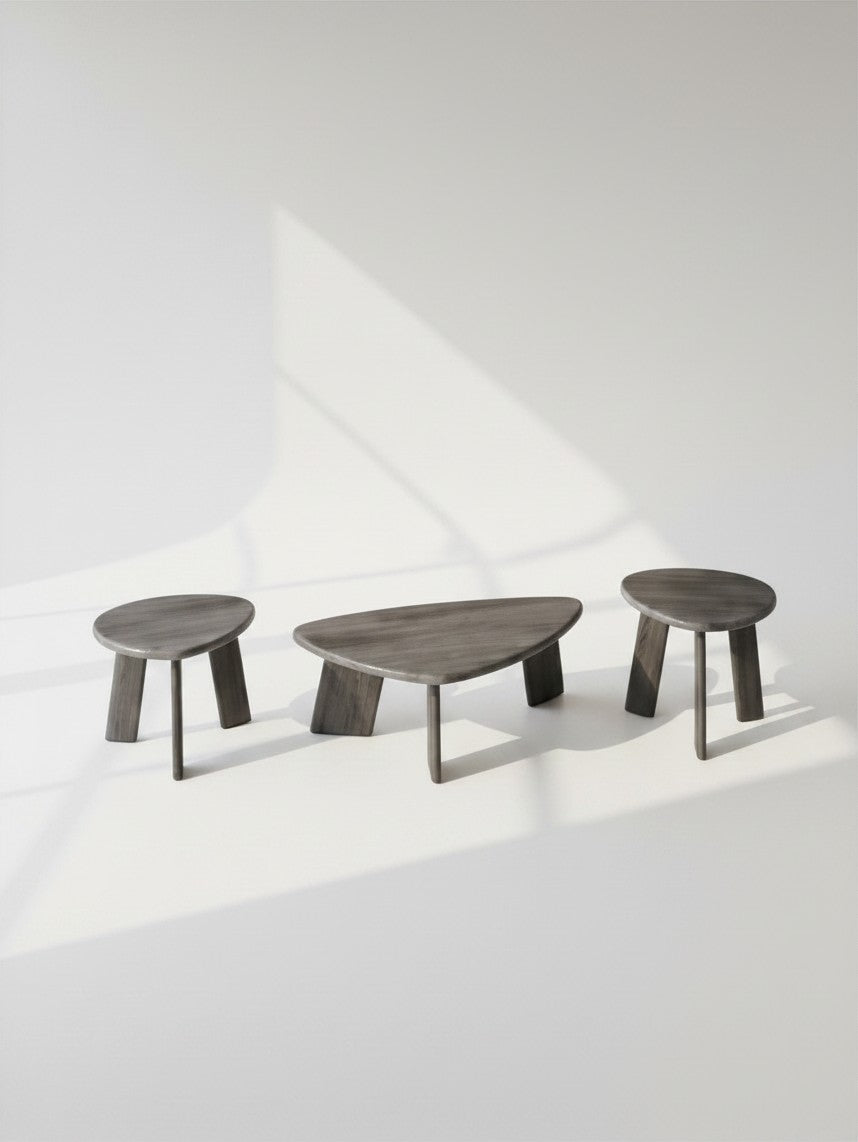 Ensemble de trois tables basses Hina TOCO Meubles en bois gris au design minimaliste et organique