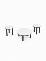 Ensemble de trois tables basses TOCO Meubles avec plateaux ronds effet marbre blanc et pieds cylindriques noirs