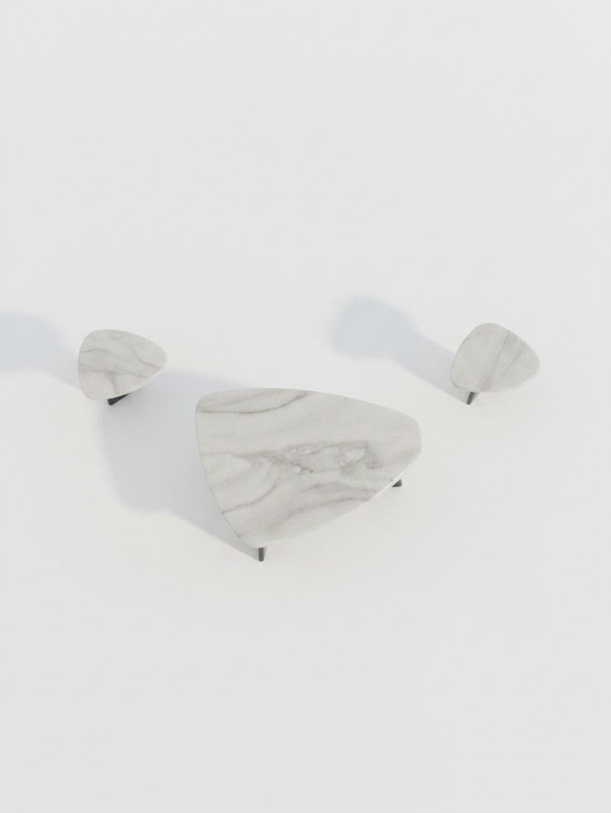 Ensemble de trois tables basses TOCO Meubles au design triangulaire avec plateau effet marbre gris et pieds noirs