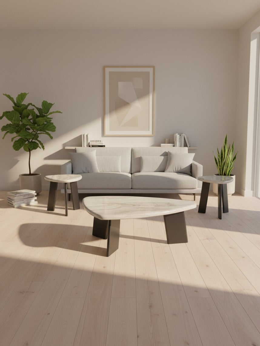 Ensemble de trois tables basses TOCO Meubles avec plateaux effet marbre gris et pieds noirs dans un salon moderne