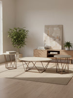 Ensemble de trois tables basses Tarica TOCO Meubles avec plateaux ronds clairs et bases géométriques en métal cuivré
