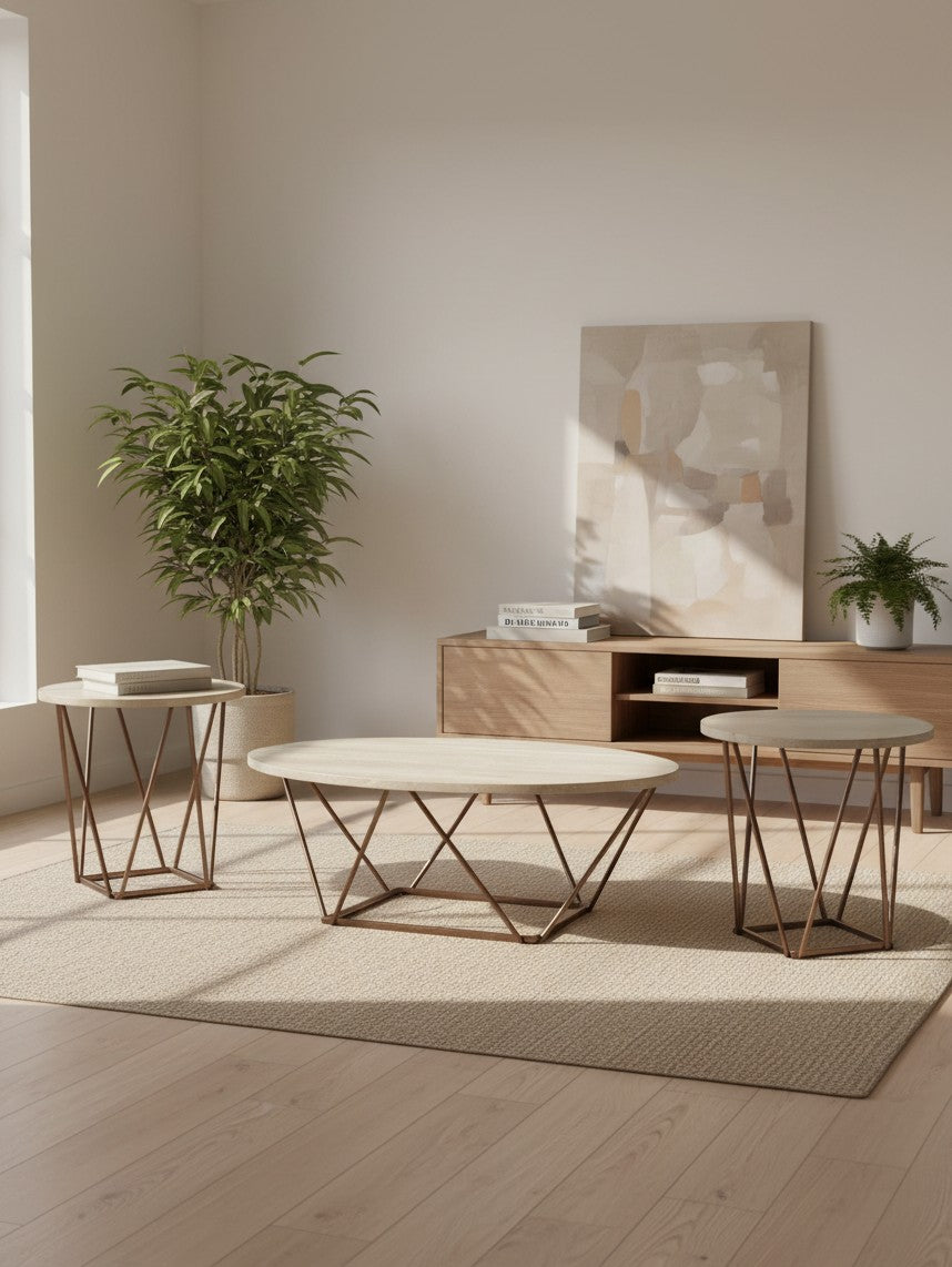 Ensemble de trois tables basses Tarica TOCO Meubles avec plateaux ronds clairs et bases géométriques en métal cuivré