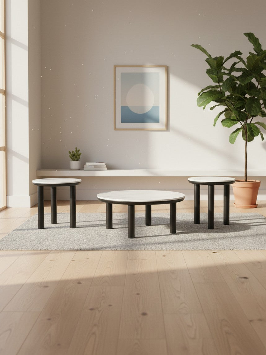 Ensemble de trois tables basses TOCO Meubles avec plateaux blancs et pieds noirs cylindriques dans un salon moderne