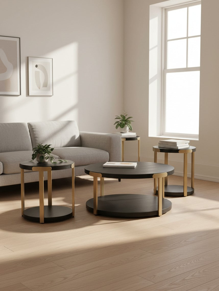 Ensemble de trois tables basses TOCO Meubles Shylo avec plateaux noirs et pieds en finition laiton dans un salon