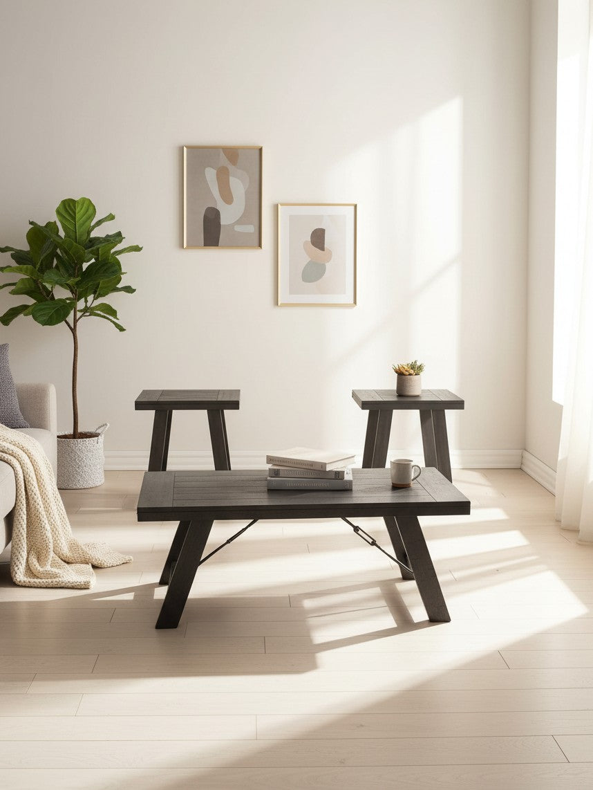 Ensemble de trois tables basses TOCO Meubles en bois noir et étain au design rustique moderne dans un salon lumineux