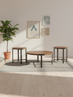 Ensemble de trois tables basses rondes TOCO Meubles en bois brun avec pieds en métal noir dans un salon moderne