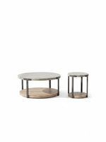 Ensemble de tables basses Seki de TOCO Meubles avec plateaux ronds gris et étagères inférieures en bois clair
