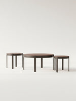 Ensemble de trois tables basses rondes TOCO Meubles avec plateaux en bois foncé et pieds en métal noir minimaliste