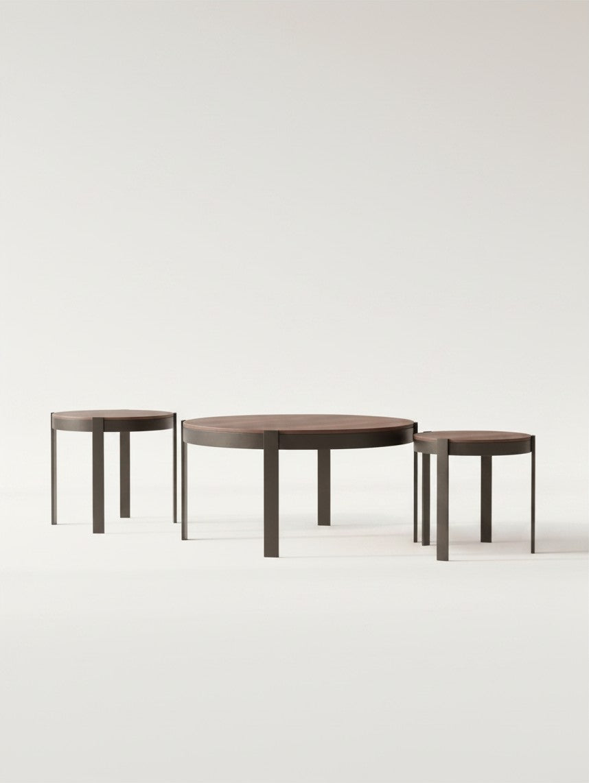 Ensemble de trois tables basses rondes TOCO Meubles avec plateaux en bois foncé et pieds en métal noir minimaliste