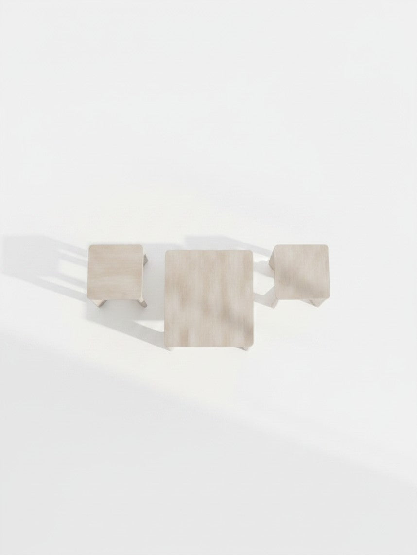 Ensemble de trois tables d'appoint TOCO Meubles en bois clair avec finition blanchie vue de dessus