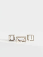 Ensemble de trois tables basses TOCO Meubles en bois finition blanchie avec pieds en croix modernes