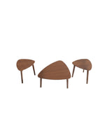 Ensemble de trois tables basses TOCO Meubles en bois brun au design triangulaire moderne et minimaliste