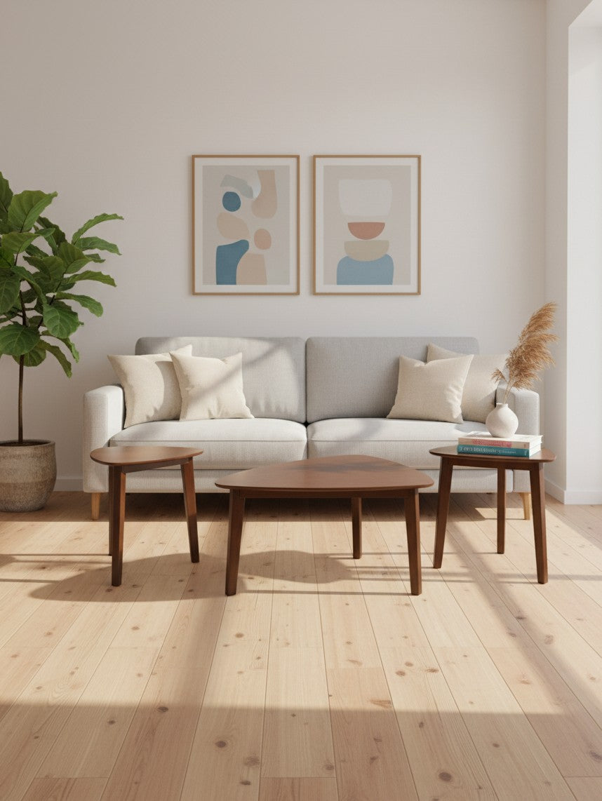 Ensemble de trois tables basses TOCO Meubles en bois brun au design triangulaire dans un salon moderne