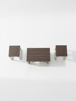 Ensemble de 3 tables basses Dorri de TOCO Meubles avec plateaux en bois brun et pieds en métal argenté