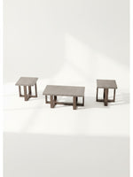 Ensemble de trois tables basses Brook TOCO Meubles avec plateaux gris et pieds en bois brun au design moderne