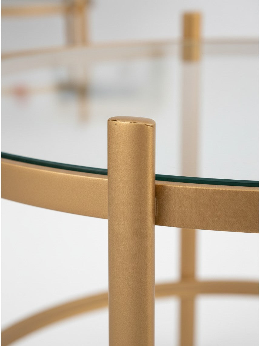Gros plan sur la structure en métal doré et le plateau en verre de l'ensemble de tables Okiro de TOCO Meubles