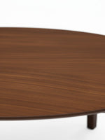 Gros plan sur le plateau rond en bois brun de l'ensemble de tables Gordo de TOCO Meubles