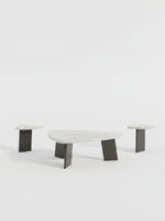 Ensemble de trois tables basses Hino TOCO Meubles avec plateaux effet marbre gris et pieds noirs modernes